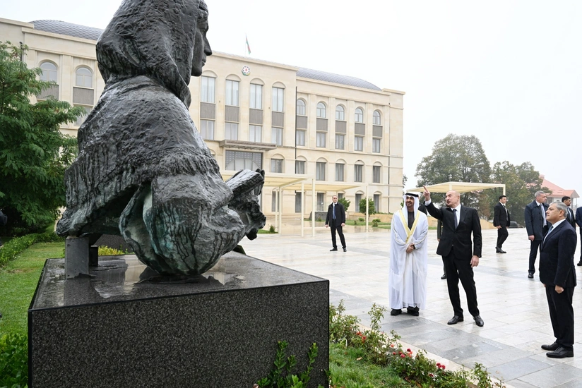 Azərbaycan və BƏƏ prezidentləri Şuşada Azərbaycanın tanınmış şəxslərinin güllələnmiş heykəllərinə baxıblar