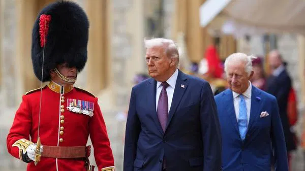 Tramp kral Çarlzın önünə keçərək krallıq protokolunu pozub