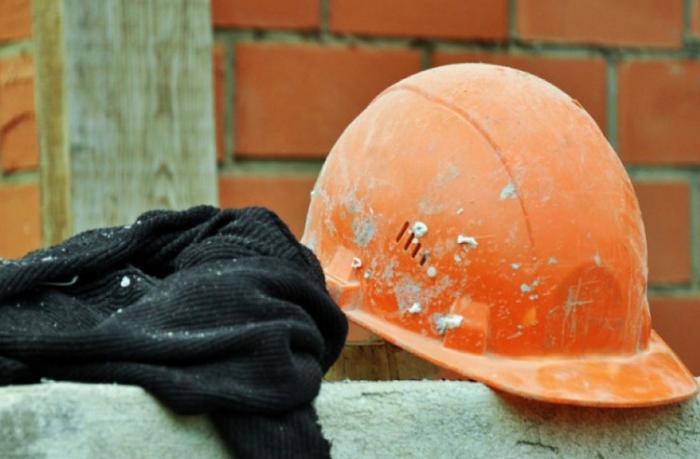 Bakıda usta zavodun dam örtüyündən yıxılaraq ölüb