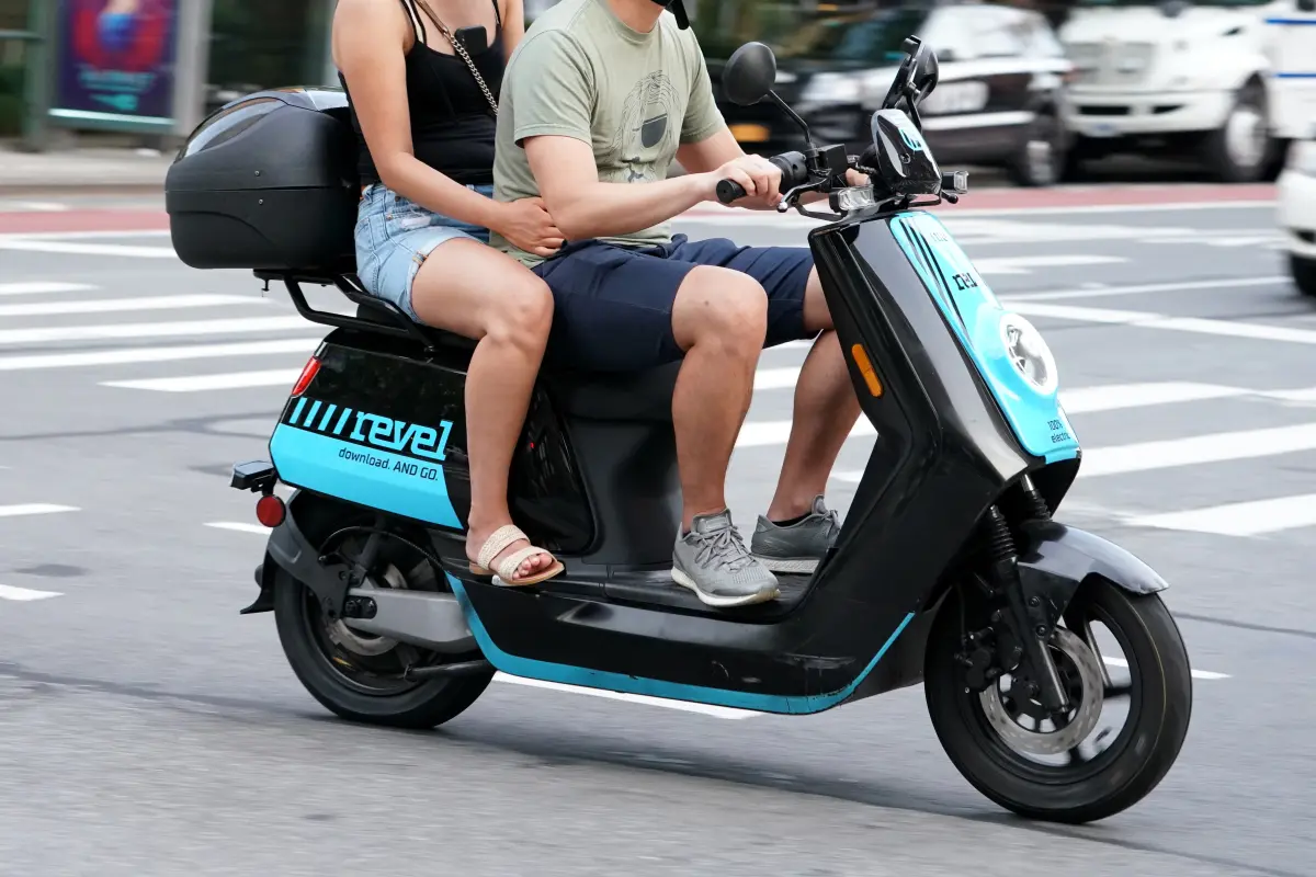 Azərbaycanda moped idarə etmək üçün sürücülük vəsiqəsi tələb olunacaq