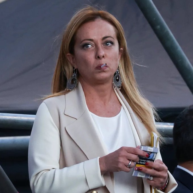 Ərdoğandan Baş nazirə:  “Sizə siqareti tərgitməliyəm” 