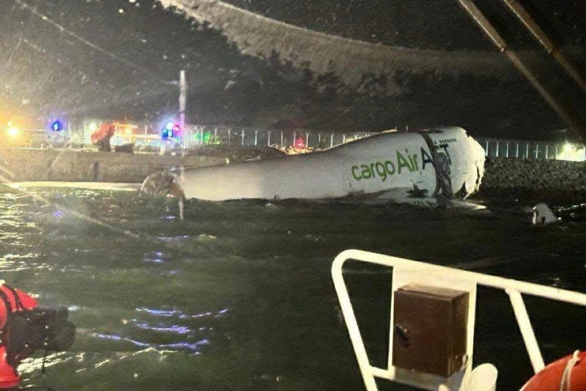 Honkonqda yük təyyarəsi uçuş-enmə zolağından çıxıb