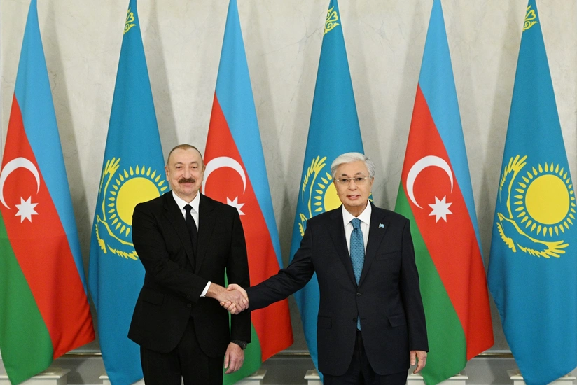 Tokayev İlham Əliyevə qazax milli geyimini hədiyyə edib