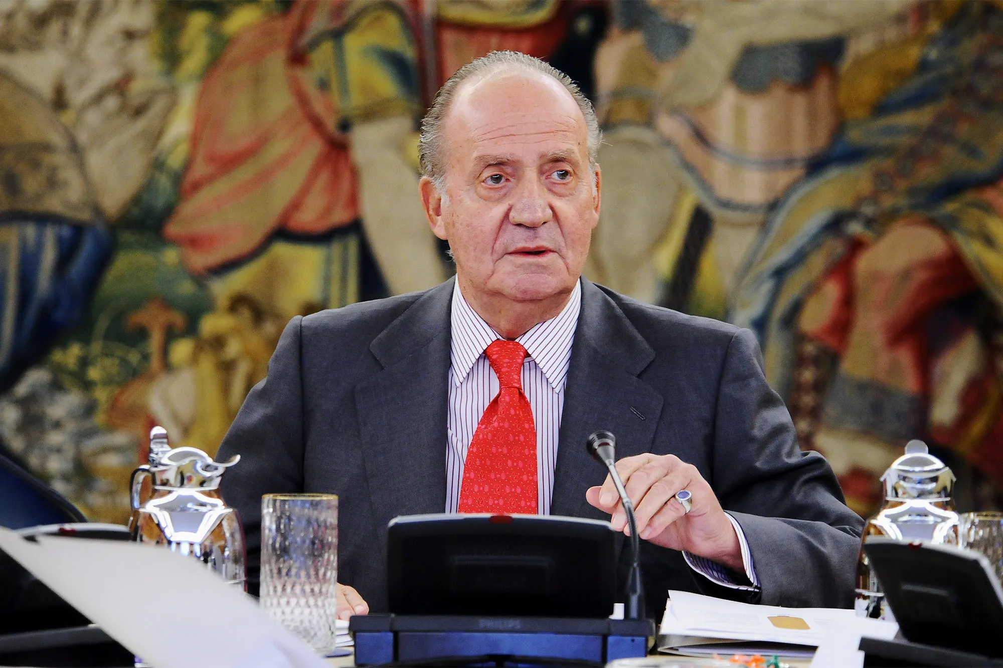 Keçmiş İspaniya kralı 70 ildən sonra etiraf etdi: "Qardaşımın alnına atəş açıb onu öldürdüm"