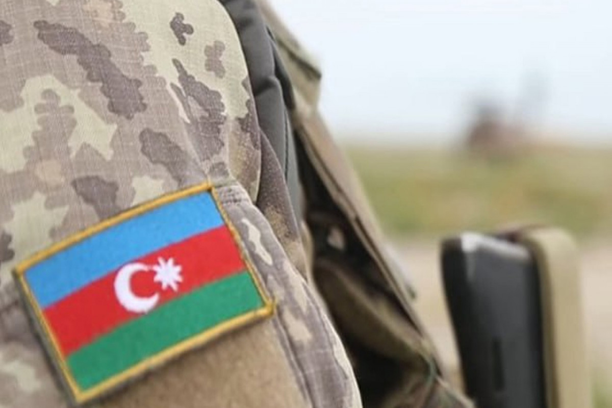 Azərbaycan HHQ komandanı təyyarə qəzasında şəhid olan hərbçilərlə vida mərasimində iştirak edir