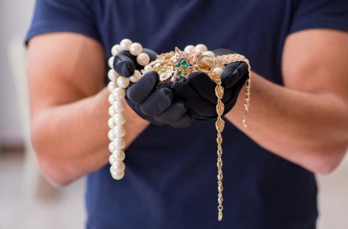 Masallıda evdən 33 min manatlıq qızıl, 2 min dollar, 10 min manat oğurlanıb