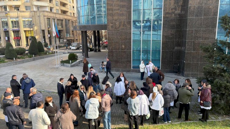 Stomatoloqlar TƏBİB-in qarşısında aksiya keçirir