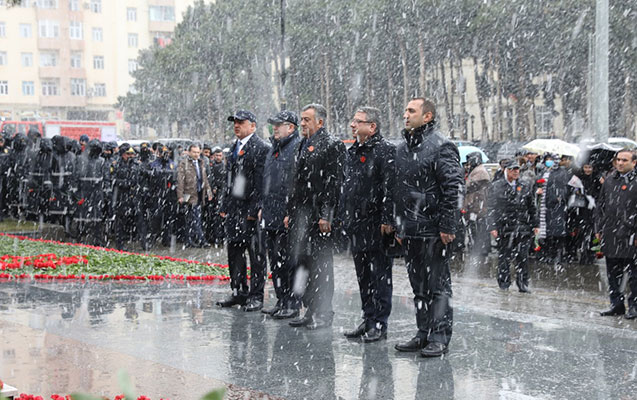  20 Yanvar şəhidlərinin xatirəsi bir dəqiqəlik sükutla yad olunub