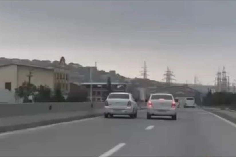 Yolda sürət yarışı təşkil edən sürücülər saxlanılıb