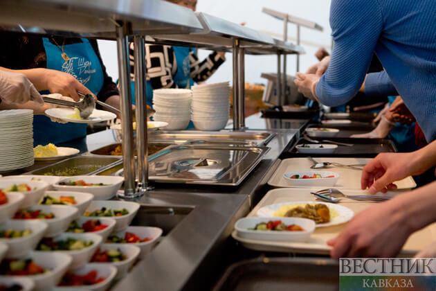 Qazaxıstanda məktəblilərə pulsuz yemək veriləcək