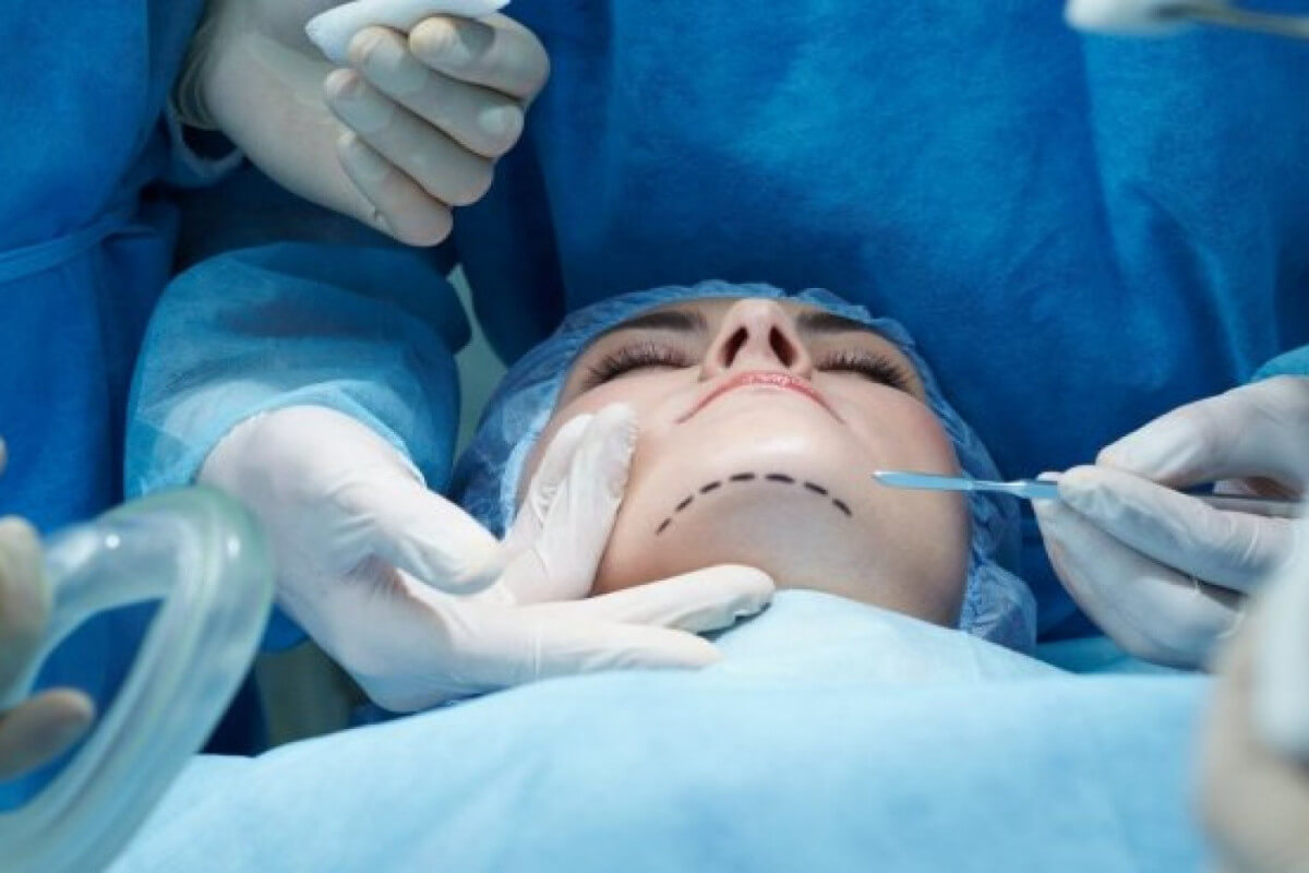 Səhiyyə Nazirliyi plastik cərrahlara müraciət etdi - Diplomlarını təqdim etməlidirlər