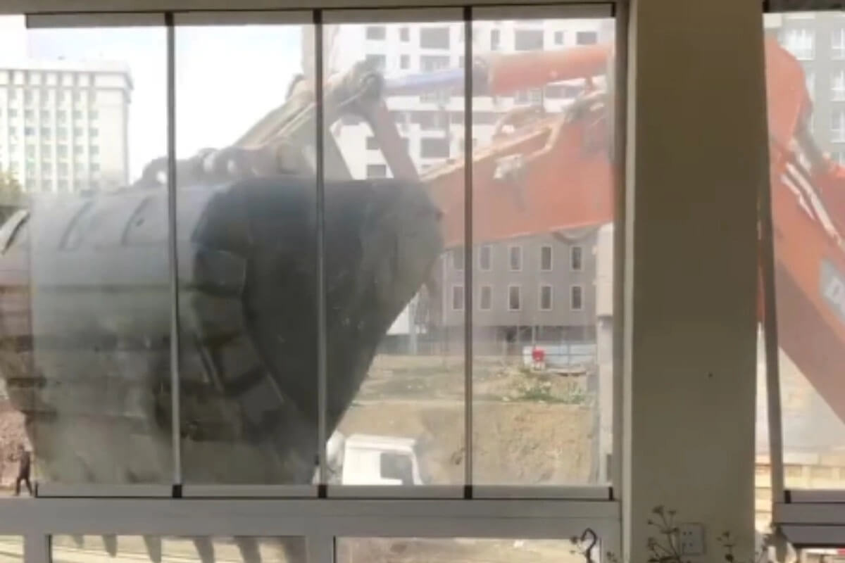 Bakıdakı söküntüyə görə ekskavator sürücüsü də 1 aylıq həbs edildi