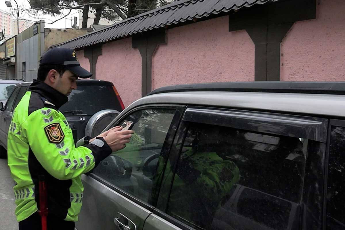 Yol Polisindən səkilərdə avtomobil saxlayan sürücülərə - XƏBƏRDARLIQ