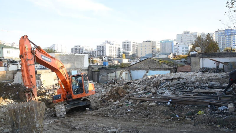 Bakıda köhnə binalar sökülür: Mənzillər bahalaşacaq?