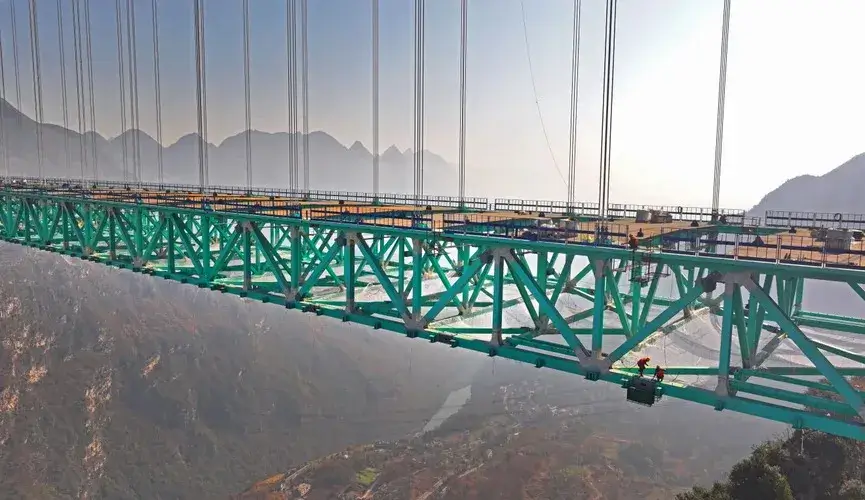 Çində dünyanın ən hündür avtomobil körpüsünün tikilib