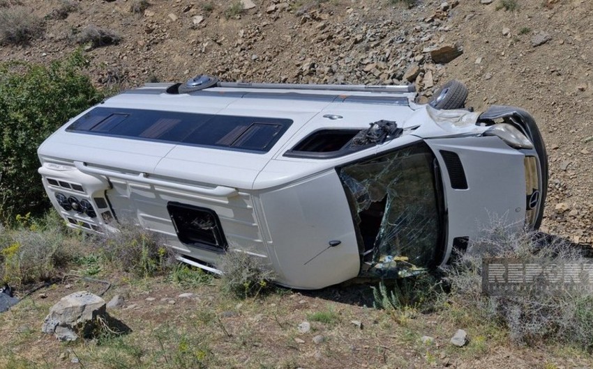 Ağdam-Füzuli yolunda mikroavtobus aşıb, 20 nəfər xəsarət alıb