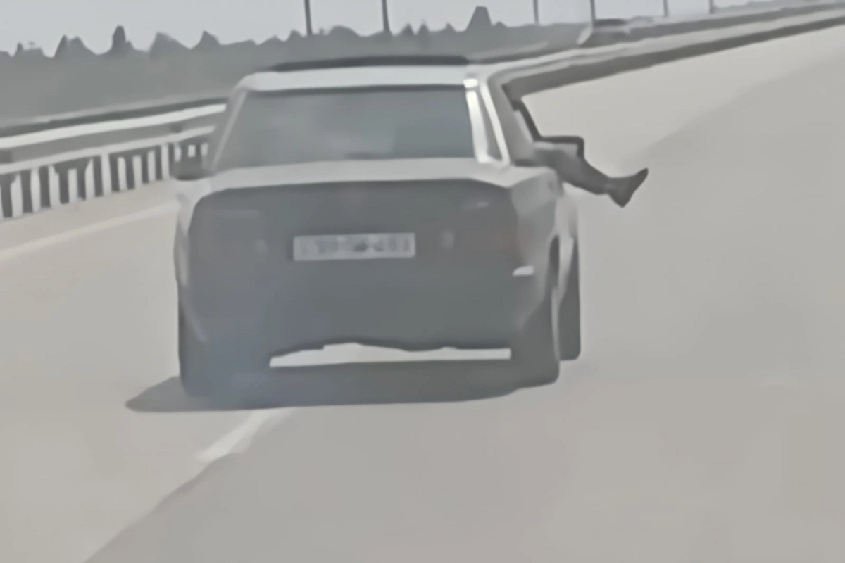 Ayaqlarını avtomobilin pəncərəsindən çölə çıxaran sərnişin və sürücü cəzalandırıldı