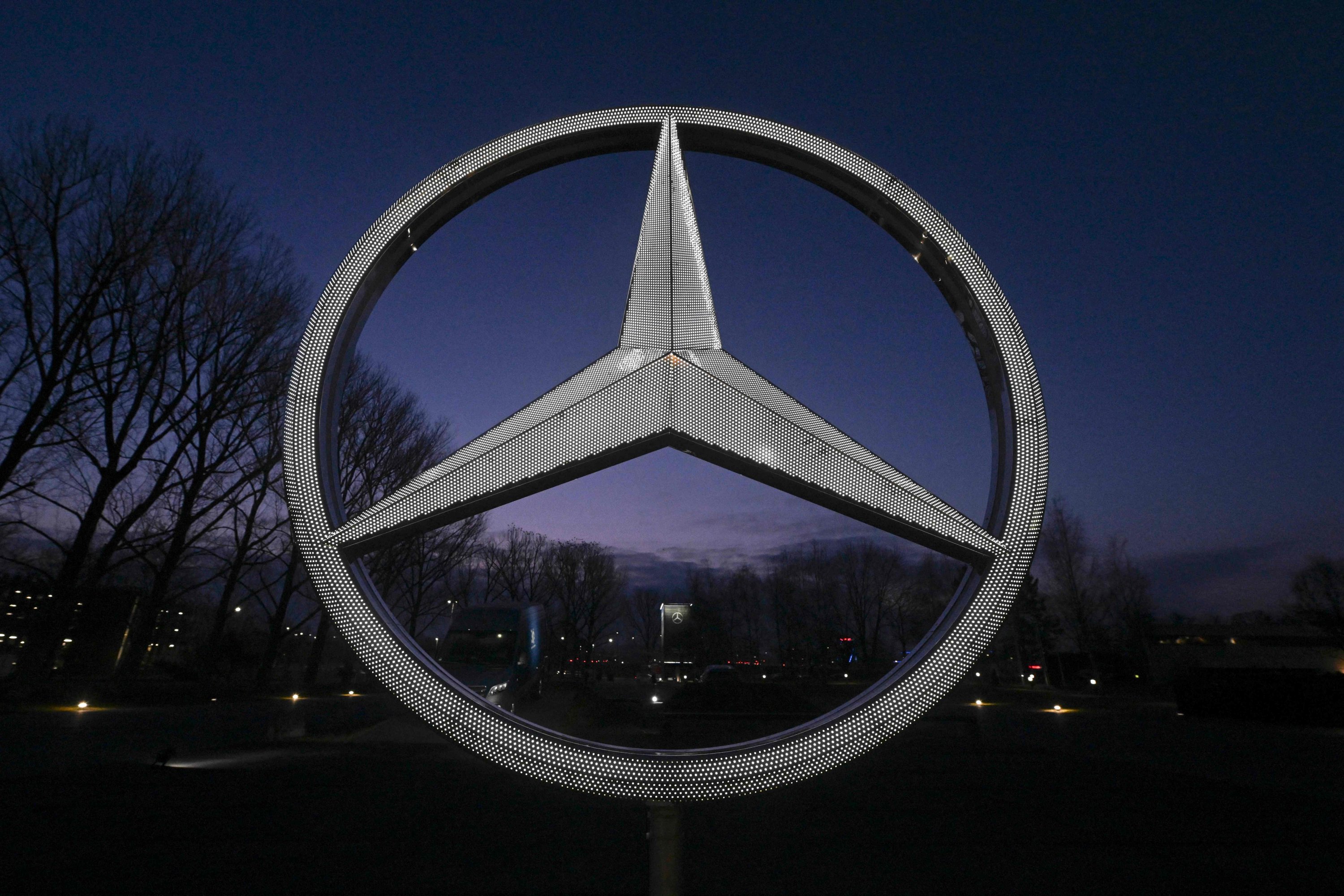 “Mercedes-Benz”in xalis mənfəəti 3,3 dəfə, gəliri isə 10 % azalıb