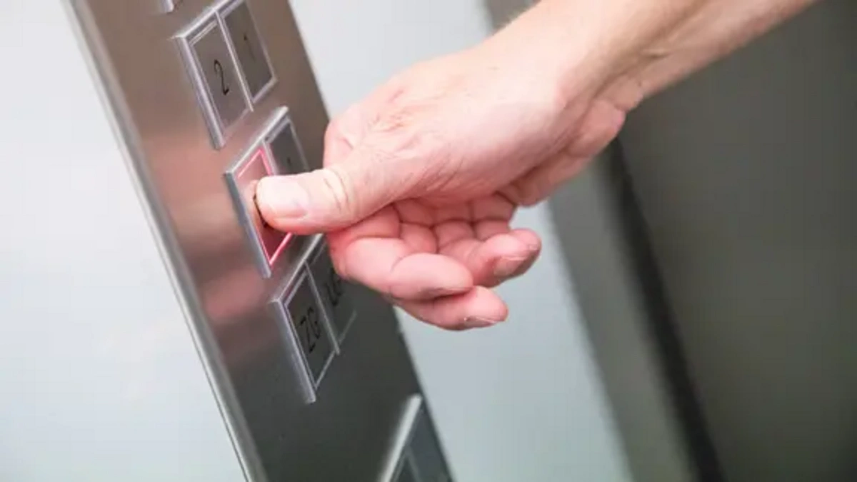 Almaniyada təqaüdçü dörd gün ac-susuz liftdə qalıb