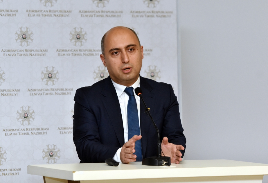Emin Əmrullayev: “Orta məktəblərdə pul yığılması halları var”