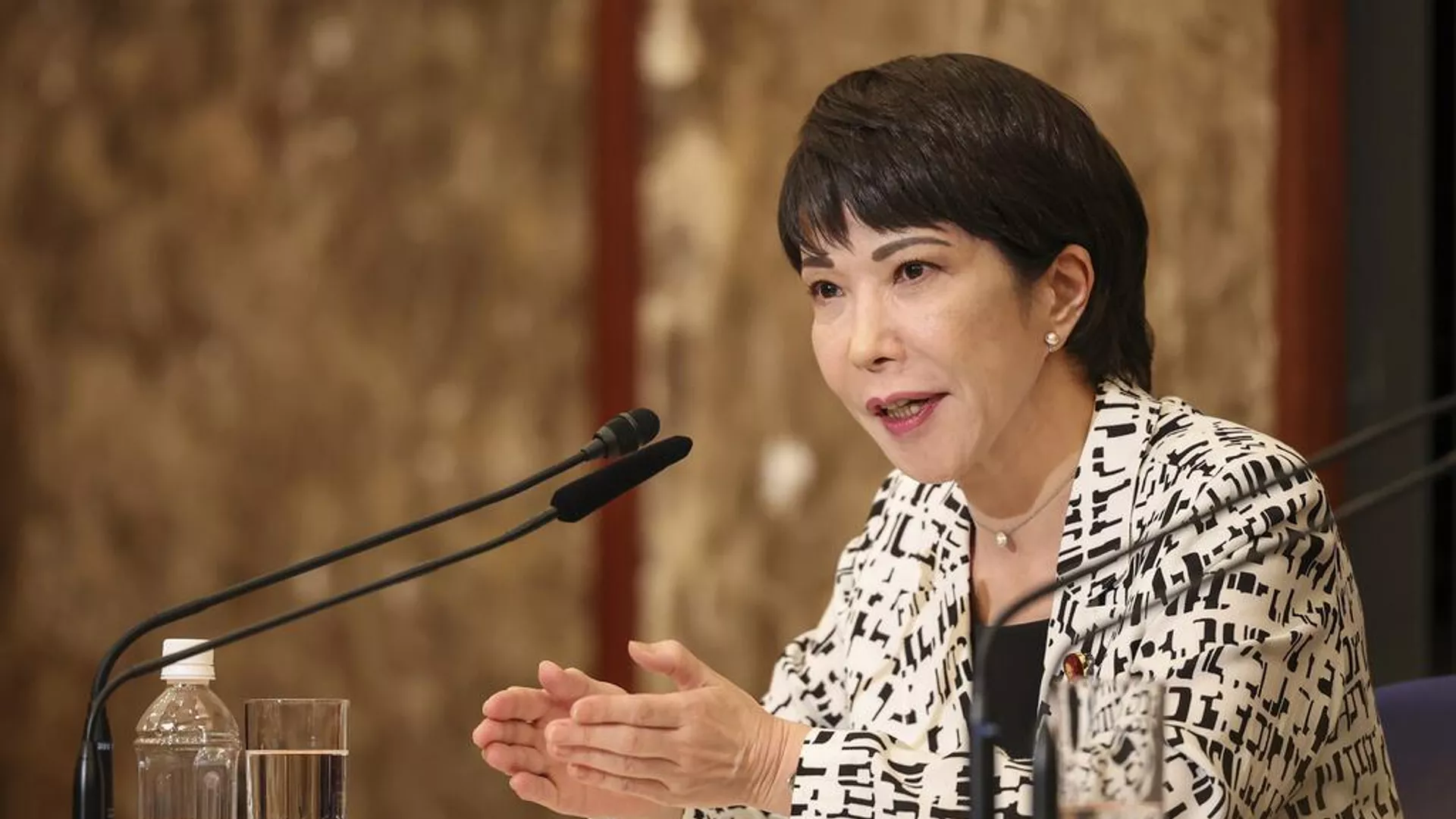 Yaponiyanın ilk qadın baş naziri seçildi