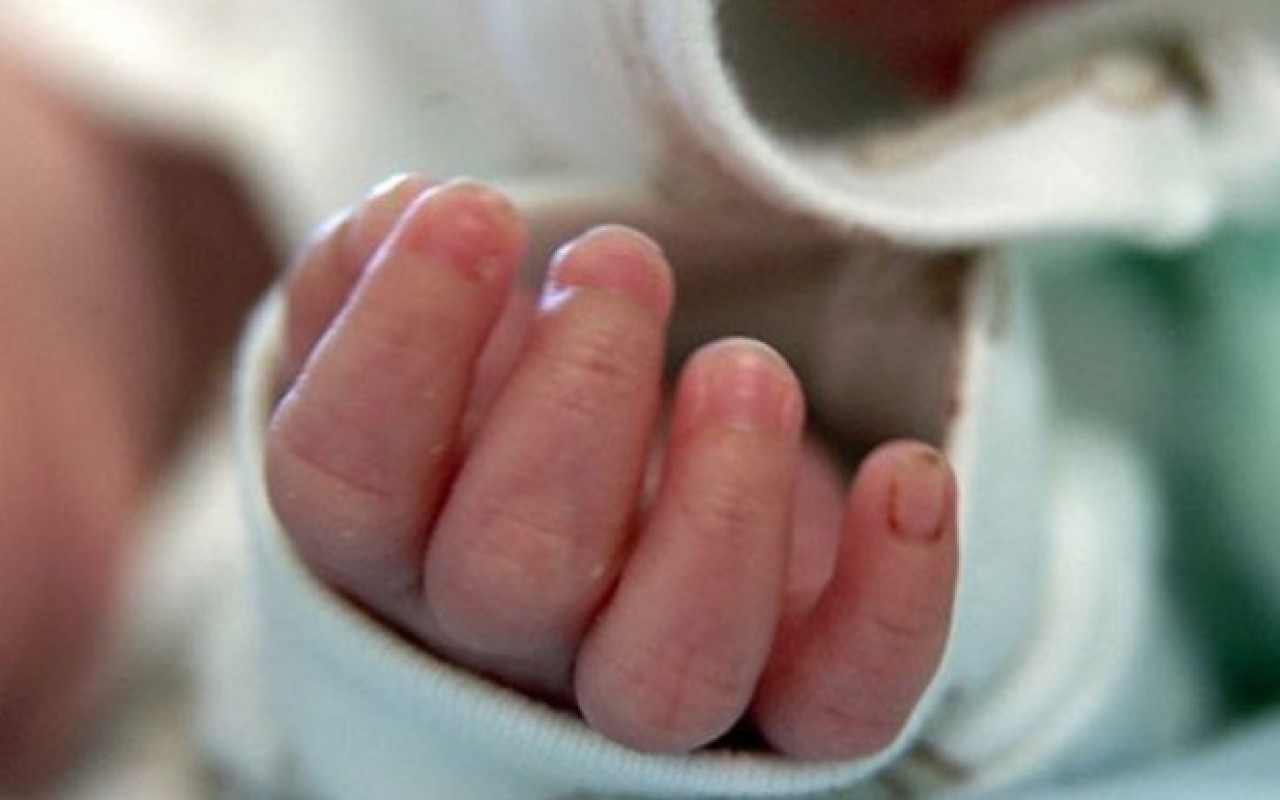 Yolda təmirə görə avtomobil xəstəxanaya çata bilmədi, körpə öldü