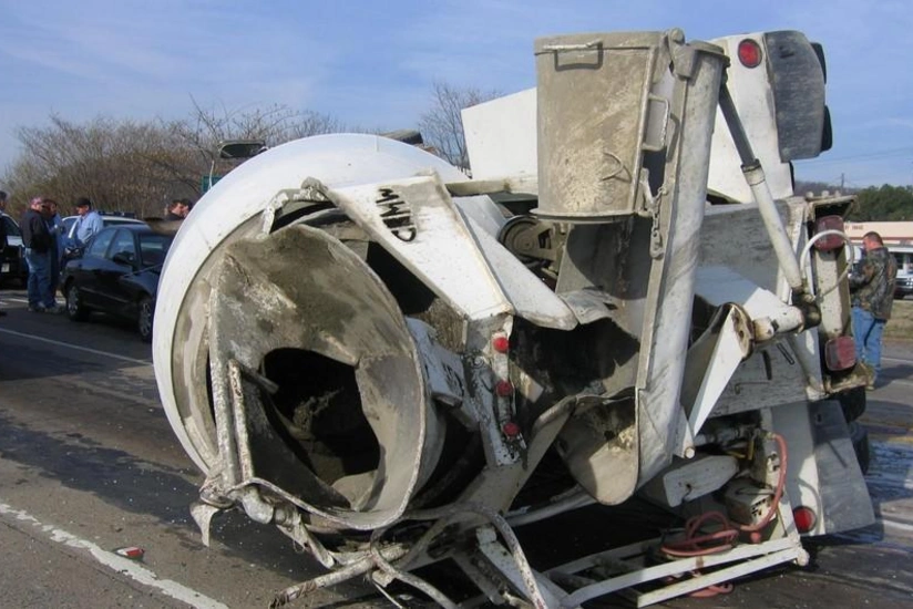 Ağdərədə beton qarışdıran maşın dərəyə aşıb, sürücü ölüb