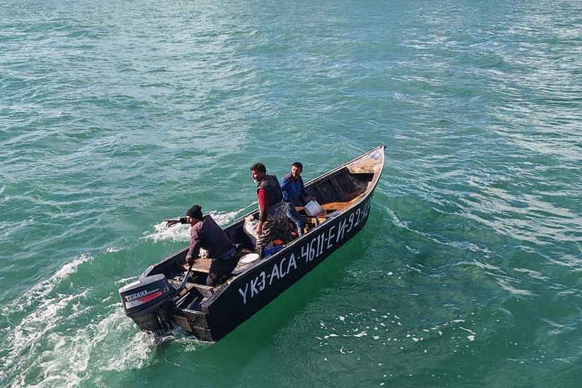 Xəzərdə balıqçı qayığı zədələnib, üç nəfər xilas edilib