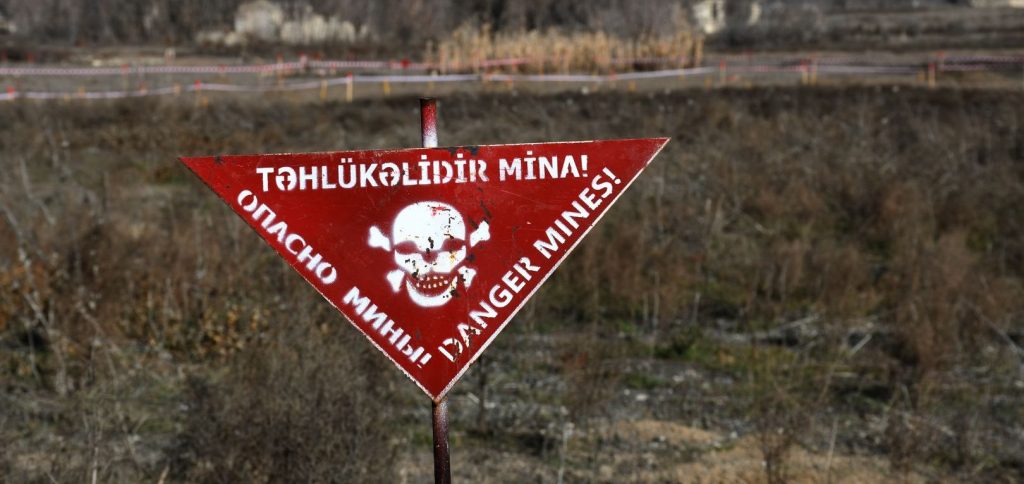 ANAMA-nın əməkdaşı Ermənistanla sərhəd bölgədə minaya düşüb