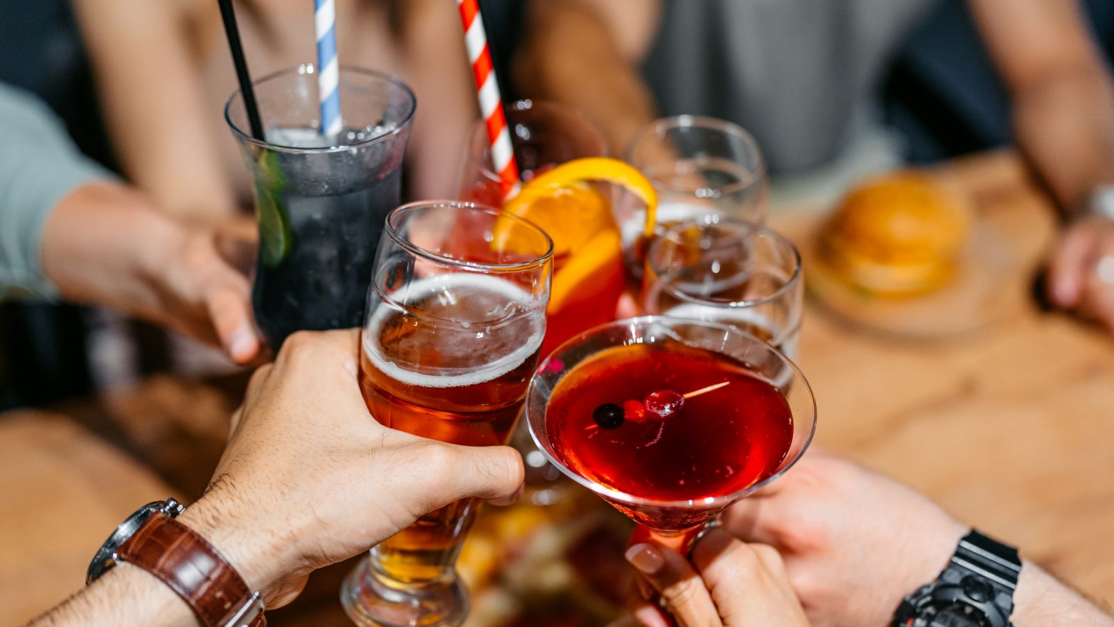 Azərbaycan alkoqollu və alkoqolsuz içkilərin idxalı ilə bağlı xərclərini 15%-dən çox artırıb