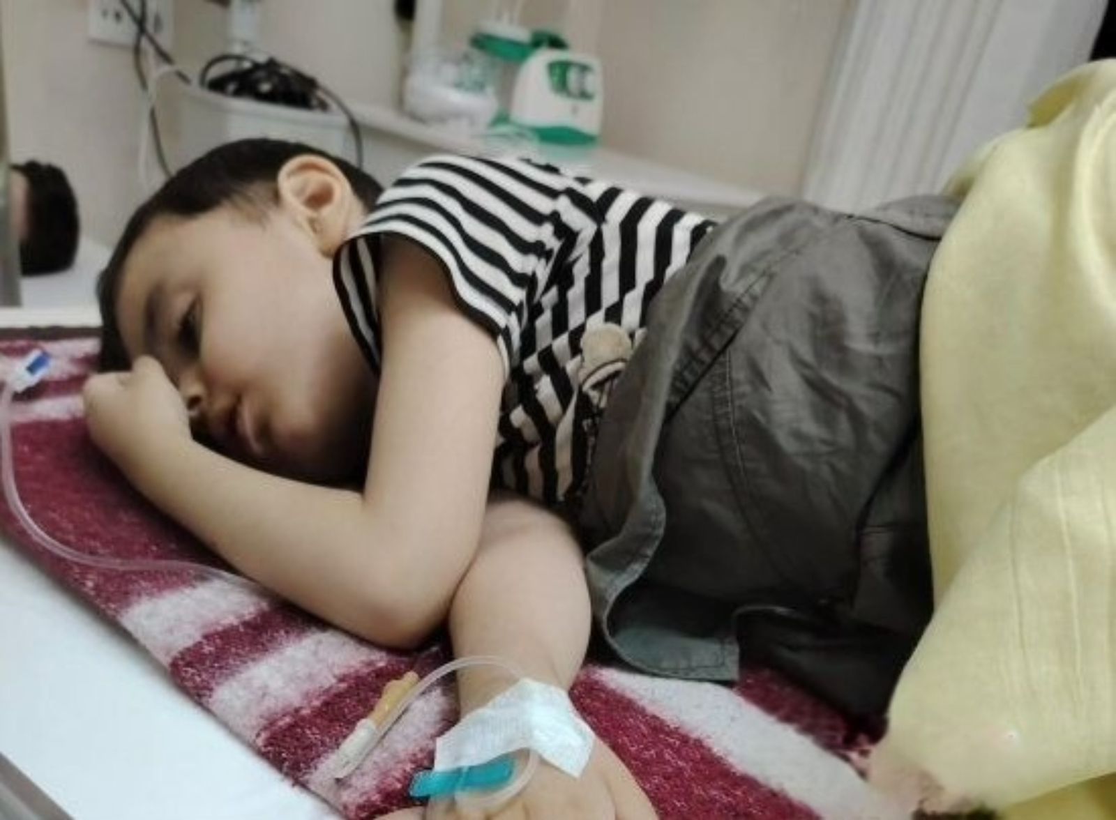 İmkansız ana xəstə övladının müalicəsi üçün yardım istəyir