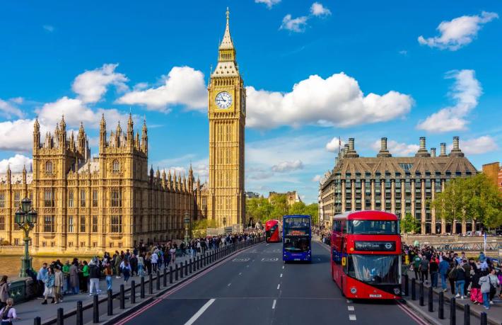 Böyük Britaniya ölkəyə gələn turistlərə tətil vergisi tətbiq edəcək