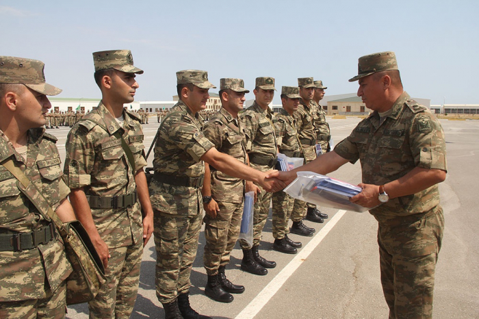 Zabitlərin dinc dövrdəki hərbi xidmət müddətinin 6 ay azaldılması ilk oxunuşda qəbul edilib