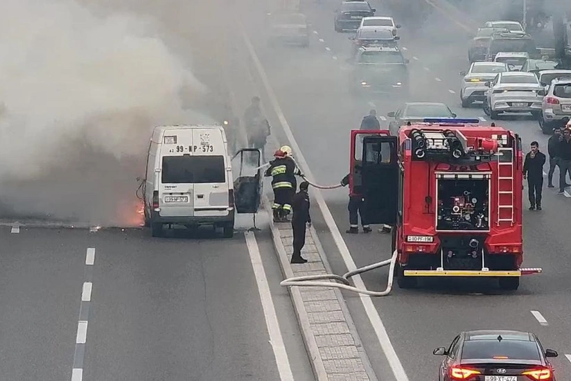 Bakının mərkəzi prospektində avtomobil yanır