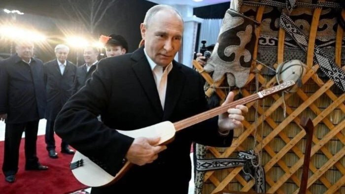 Putin Qırğızıstana rəsmi səfəri zamanı qopuz çalıb