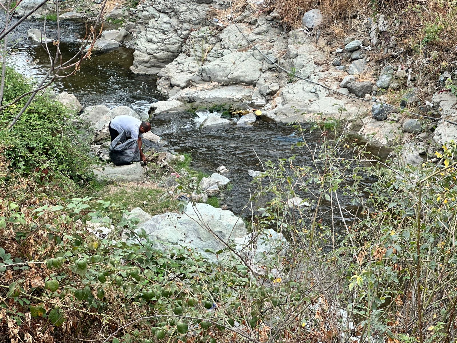 Şabranda çay yatağı "zibil poliqonu"na çevrilib