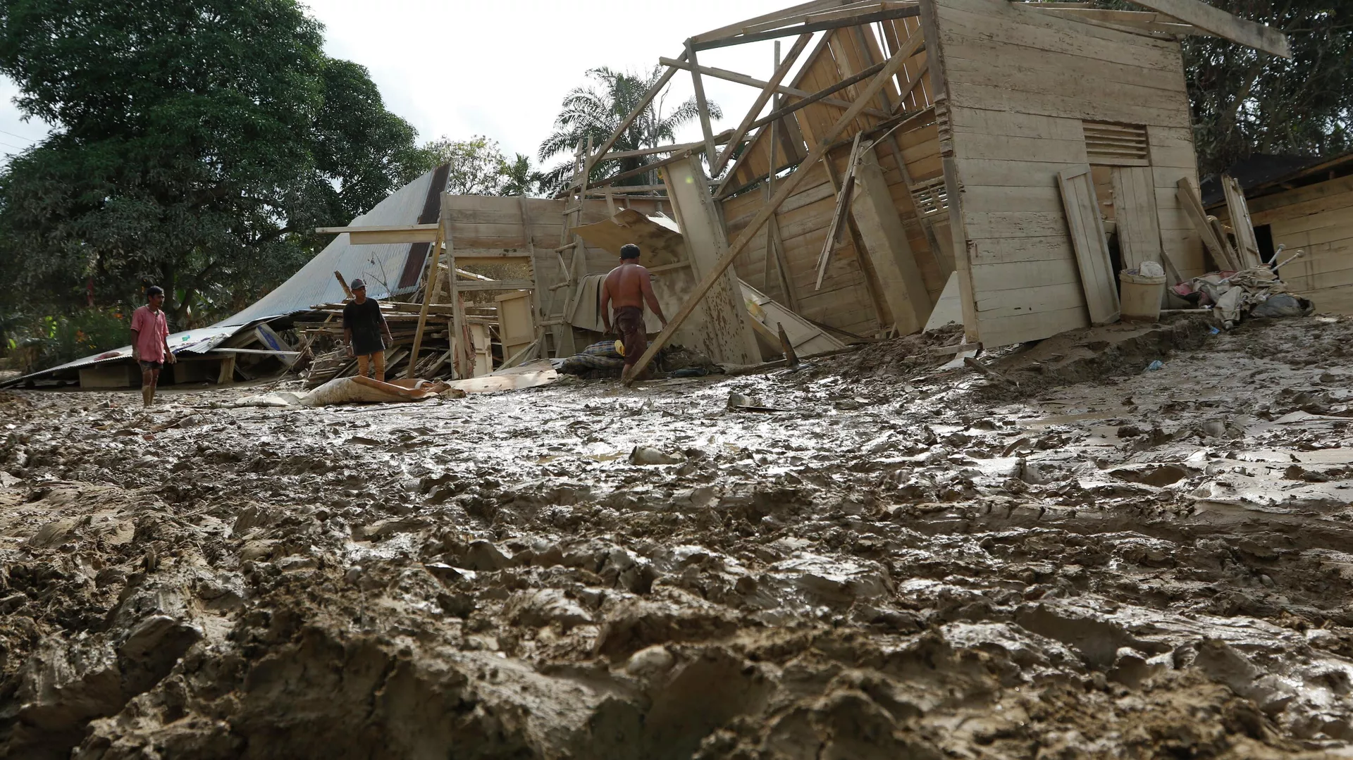 İndoneziyada daşqınlar nəticəsində ölənlərin sayı 1000 nəfəri ötüb