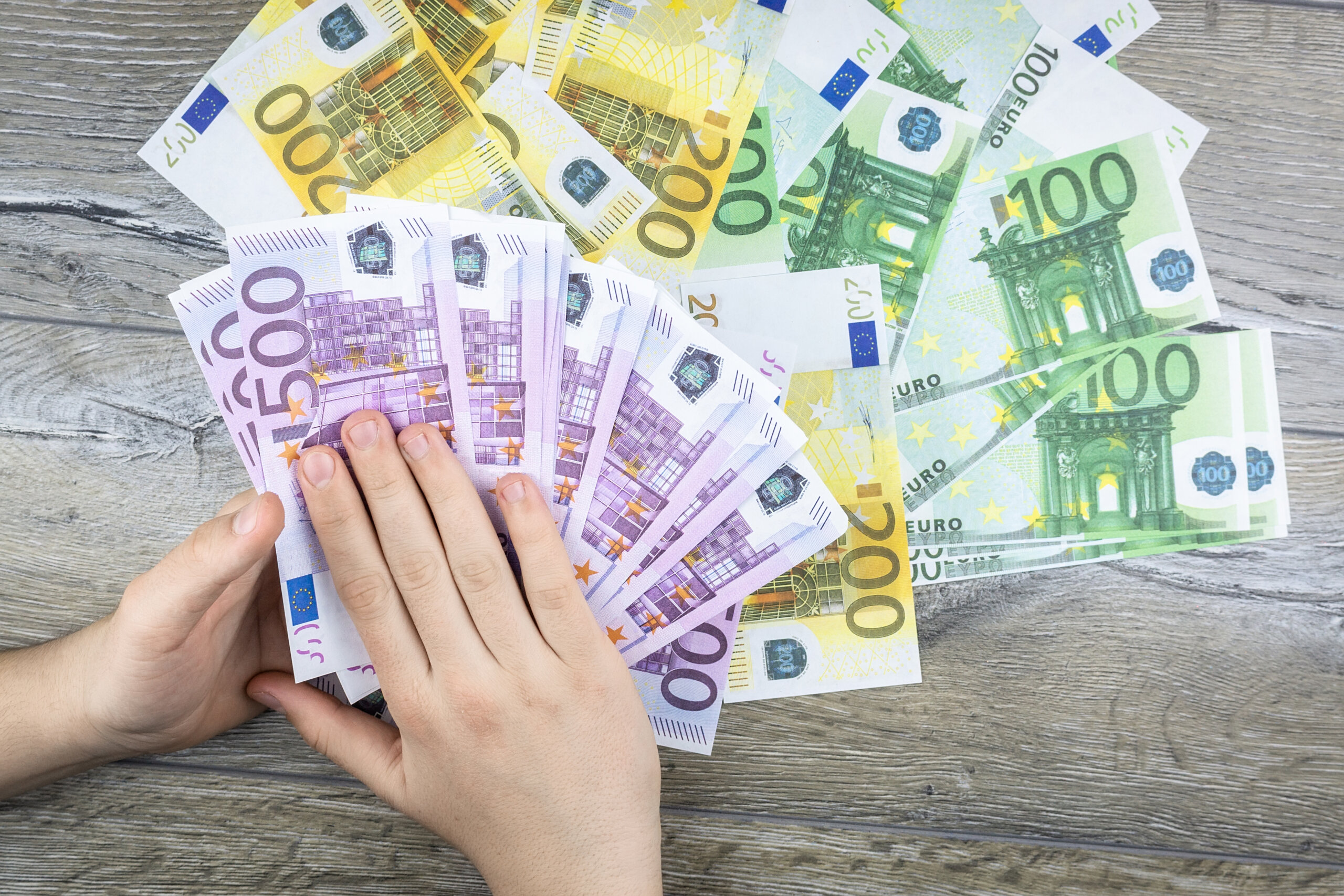 Ukrayna Aİ-dən 2,3 milyard avro alıb