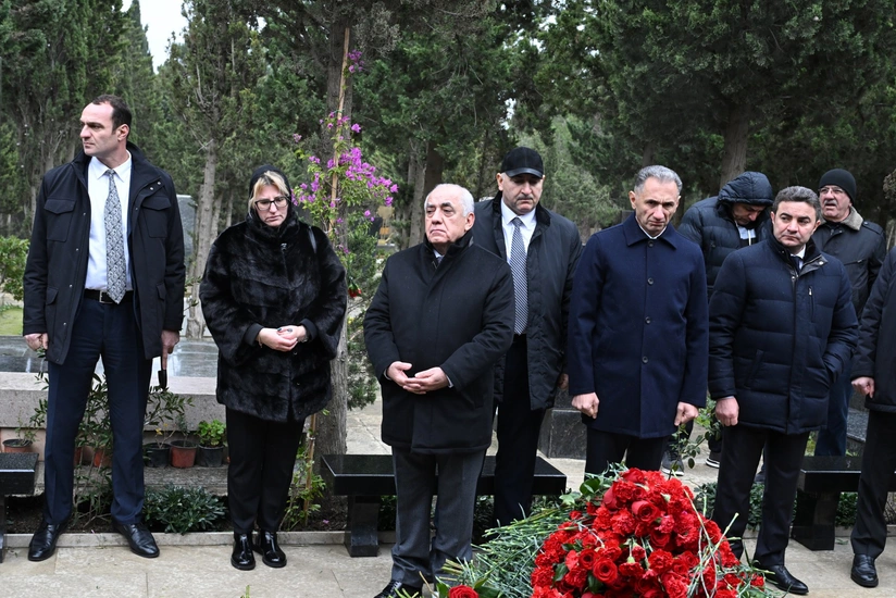 Əli Əsədov AZAL təyyarəsinin həlak olan ekipaj üzvlərinin məzarlarını ziyarət edib