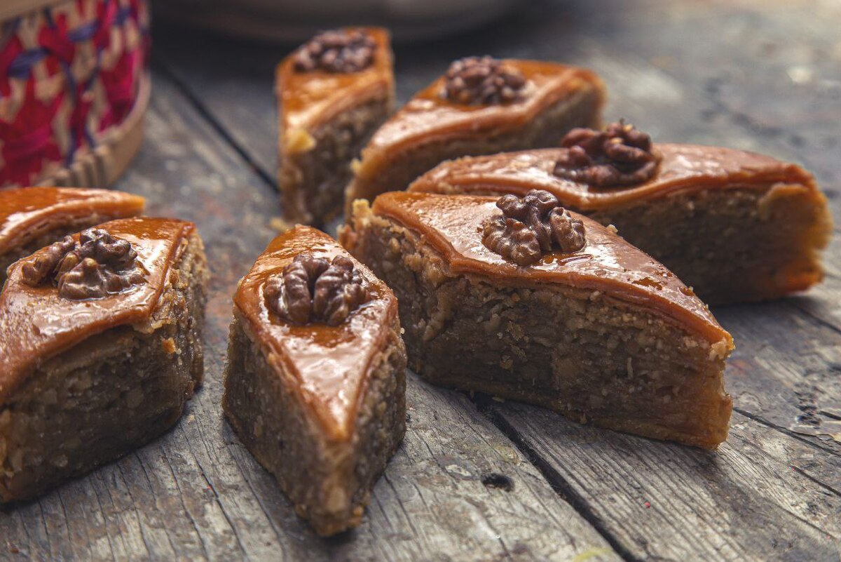 Bu nazirlik şəkərbura və paxlava alır