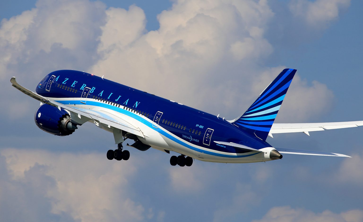 AZAL-ın bələdçisi: "Praqa aeroportunda sərnişin agentə yumruq-təpiklə hücum etdi"