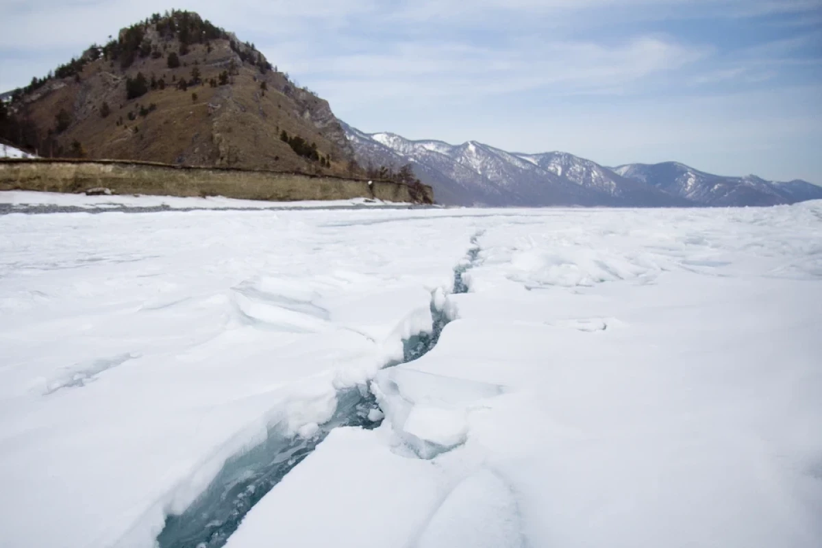 Rusiyada çinli turistləri daşıyan avtomobil Baykal gölünə düşüb, 8 nəfər ölüb