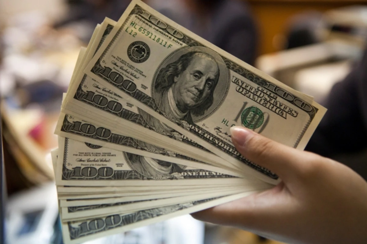 Bankların nağd ABŞ dolları satışı 2 dəfədən çox azalıb