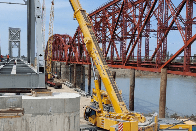 Kür üzərində Ələt-Horadiz-Ağbənd dəmir yolu xəttini birləşdirən körpü tikilir