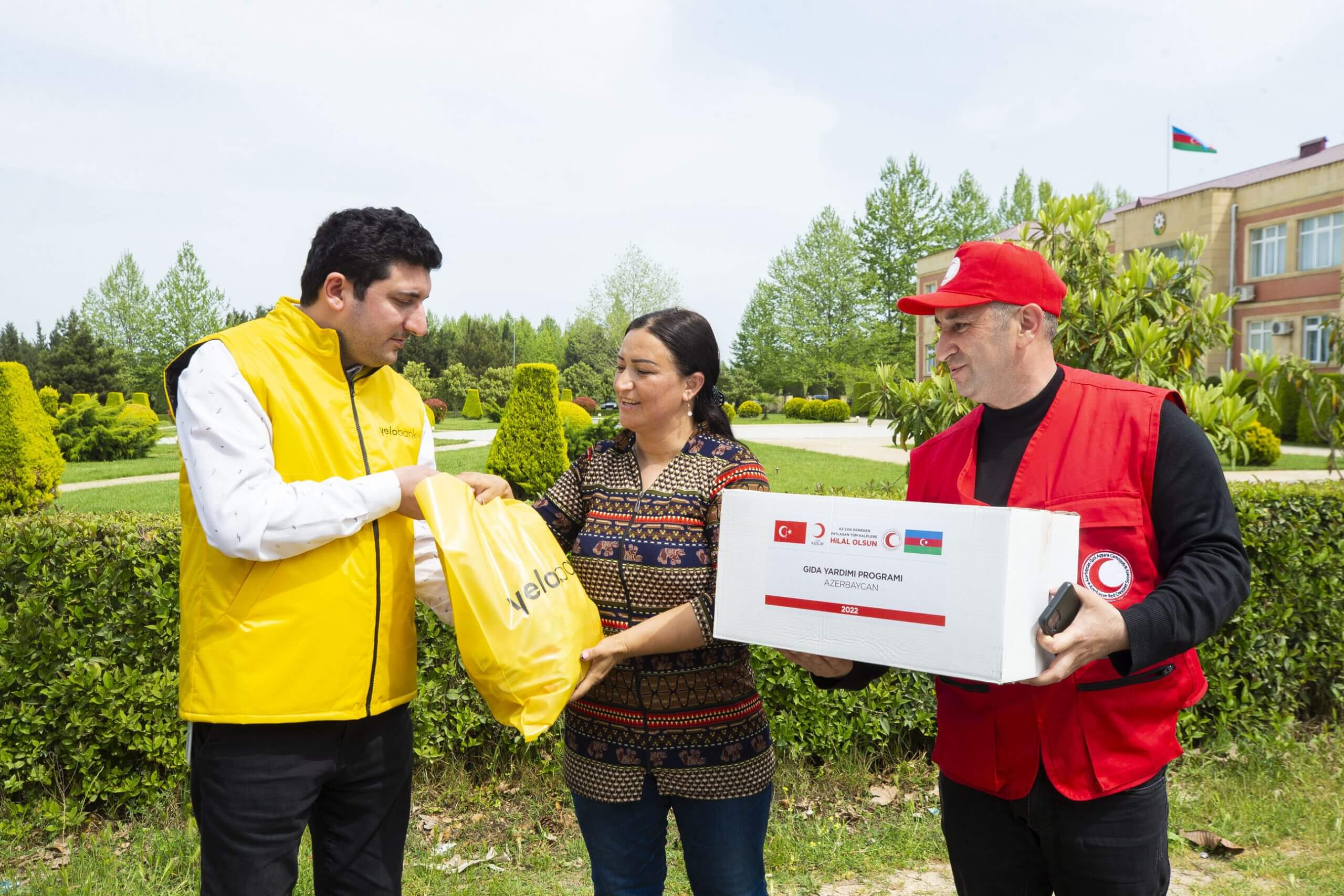 Yelo Bank bayram ərəfəsində şəhid ailələrini ziyarət etdi