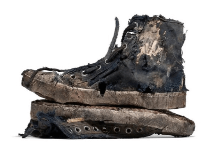 Bu cırıq və çirkli ayaqqabıların qiyməti 2 min dollardır