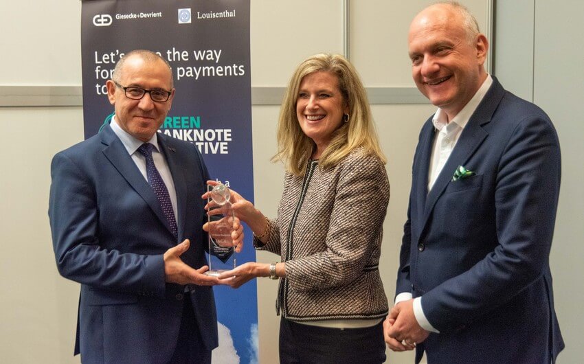 “Dünyanın ən yaxşı yeni banknotu” mükafatı AMB-yə təqdim edilib