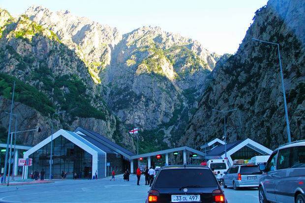 Rusiya Gürcüstanla quru sərhədini açdı