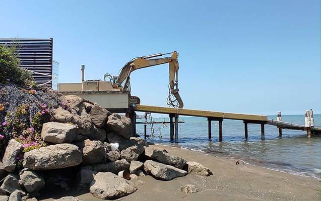 Buzovnada dənizə çıxışı bağlayan hasarlar sökülür