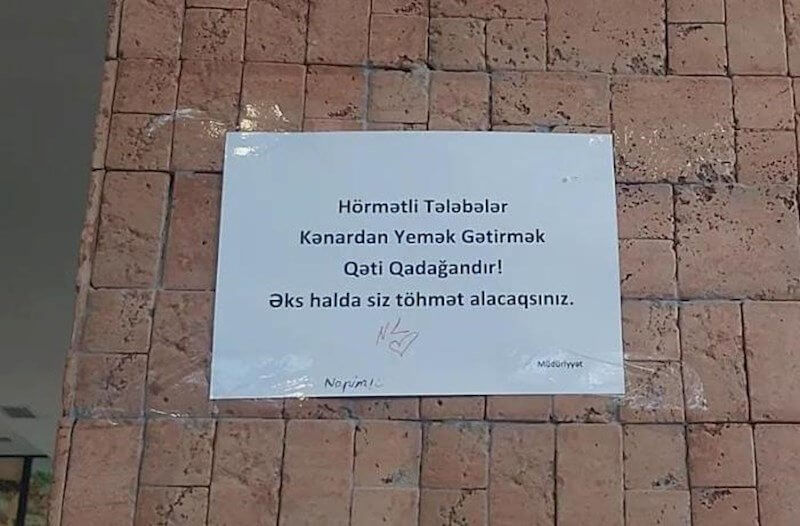 Bu universitetdəki elan müzakirələrə səbəb oldu